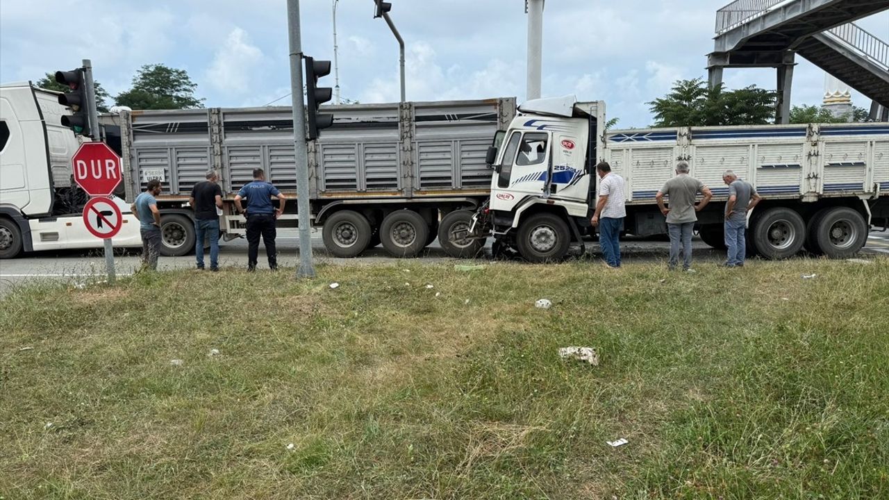Rize'de Işıkta Duran Tıra Çarpan Kamyonun Sürücüsü Yaralandı