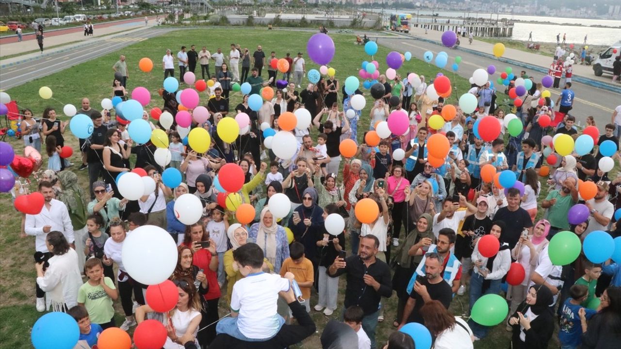 Rize'de Kanseri Yenen Çocuk İçin Gökyüzüne Renkli Balonlar Bırakıldı