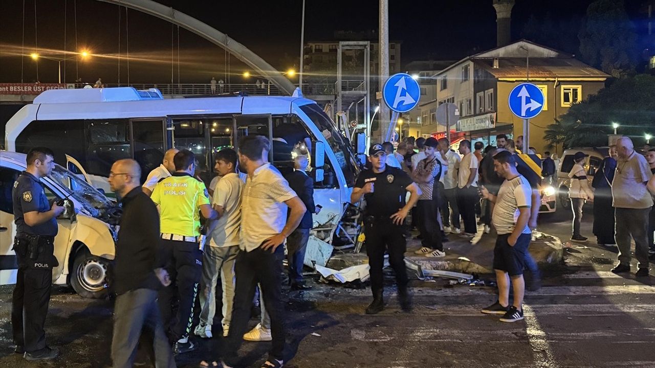 Rize'de Minibüs ve Hafif Ticari Araç Çarpıştı: 10 Yaralı