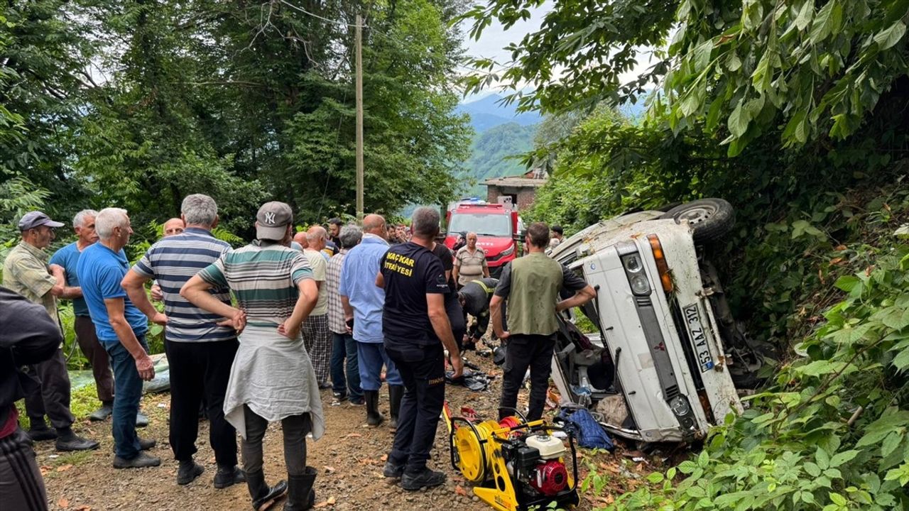 Rize'de Panelvanın Devrilmesi Sonucu İki Kişi Hayatını Kaybetti, Üç Kişi Yaralandı