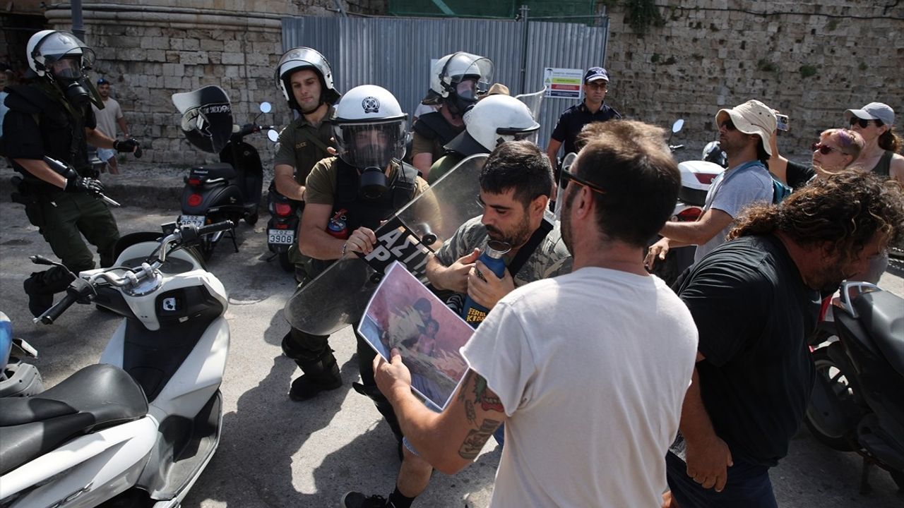 Rodos'ta İsrailli Kruvaziyer Gemisine Protesto