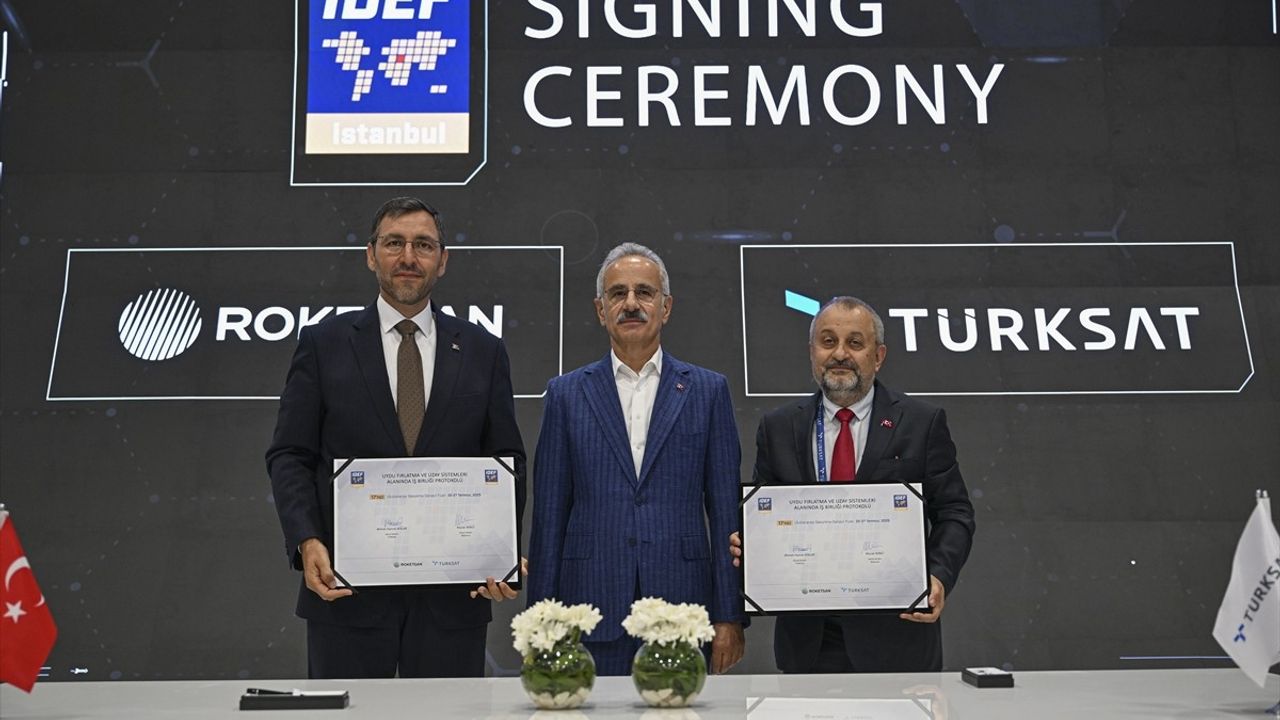 Roketsan ve Türksat'tan Uydu Fırlatma Alanında İş Birliği Protokolü