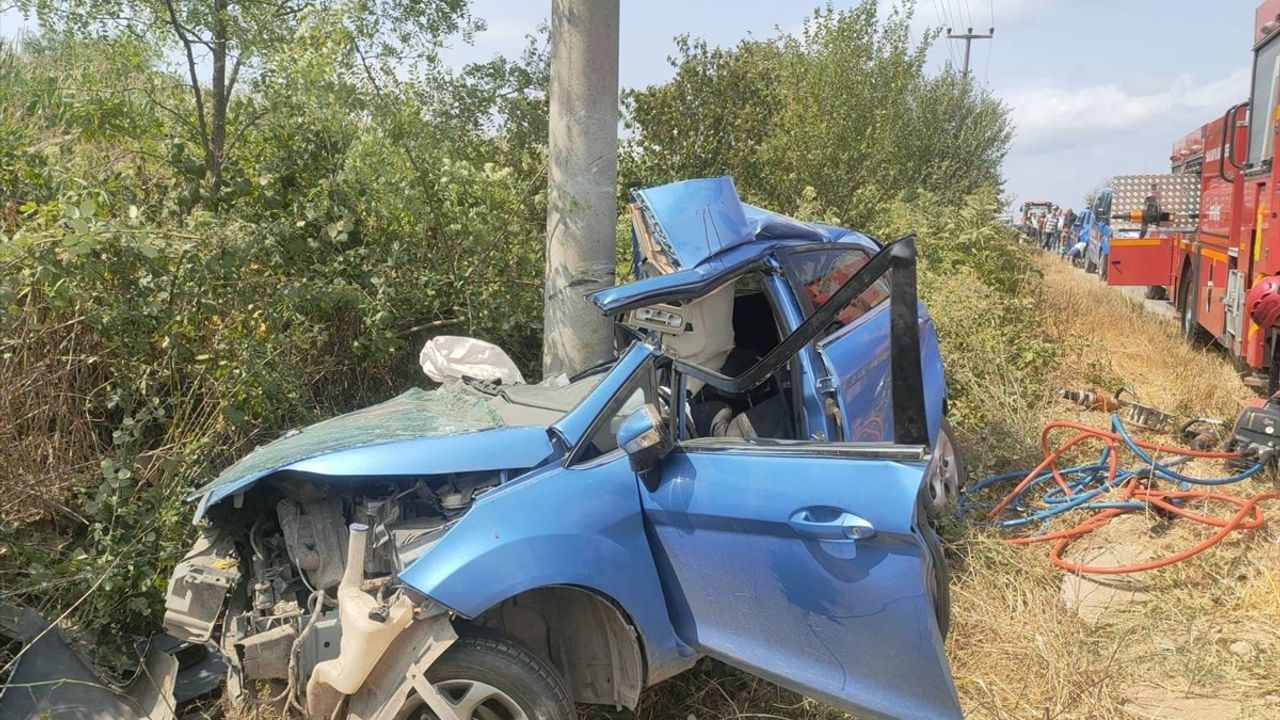 Sakarya'da Direğe Çarpan Otomobilde İki Kardeş Hayatını Kaybetti
