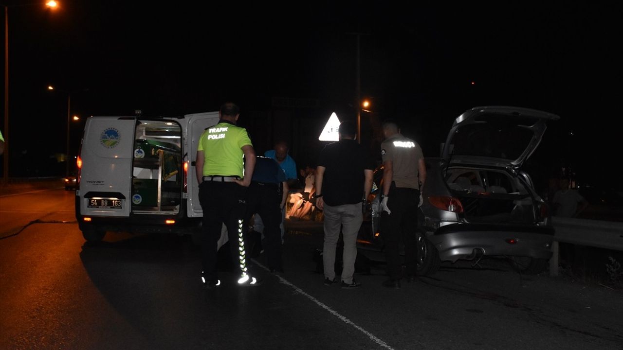 Sakarya'da Kontrolden Çıkan Otomobil Bariyerlere Çarptı, Sürücü Hayatını Kaybetti