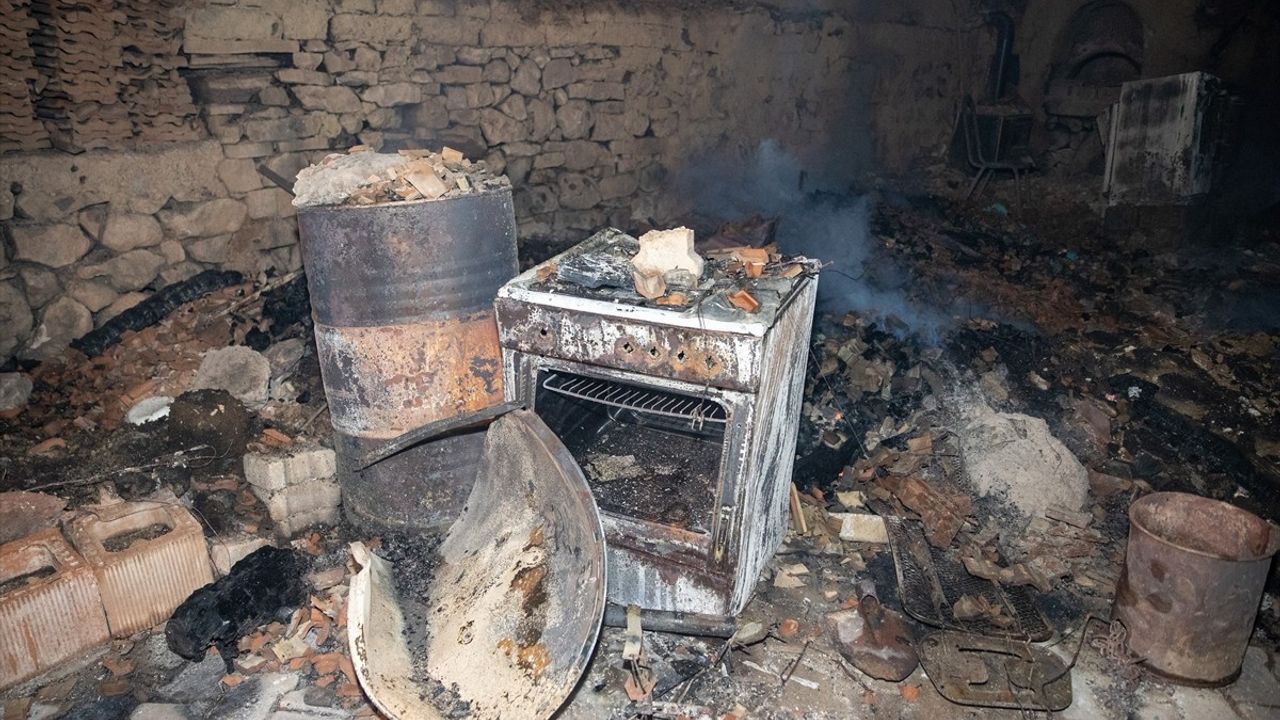 Sakarya'nın Geyve İlçesinde Orman Yangını: İki Mahalle Boşaltıldı