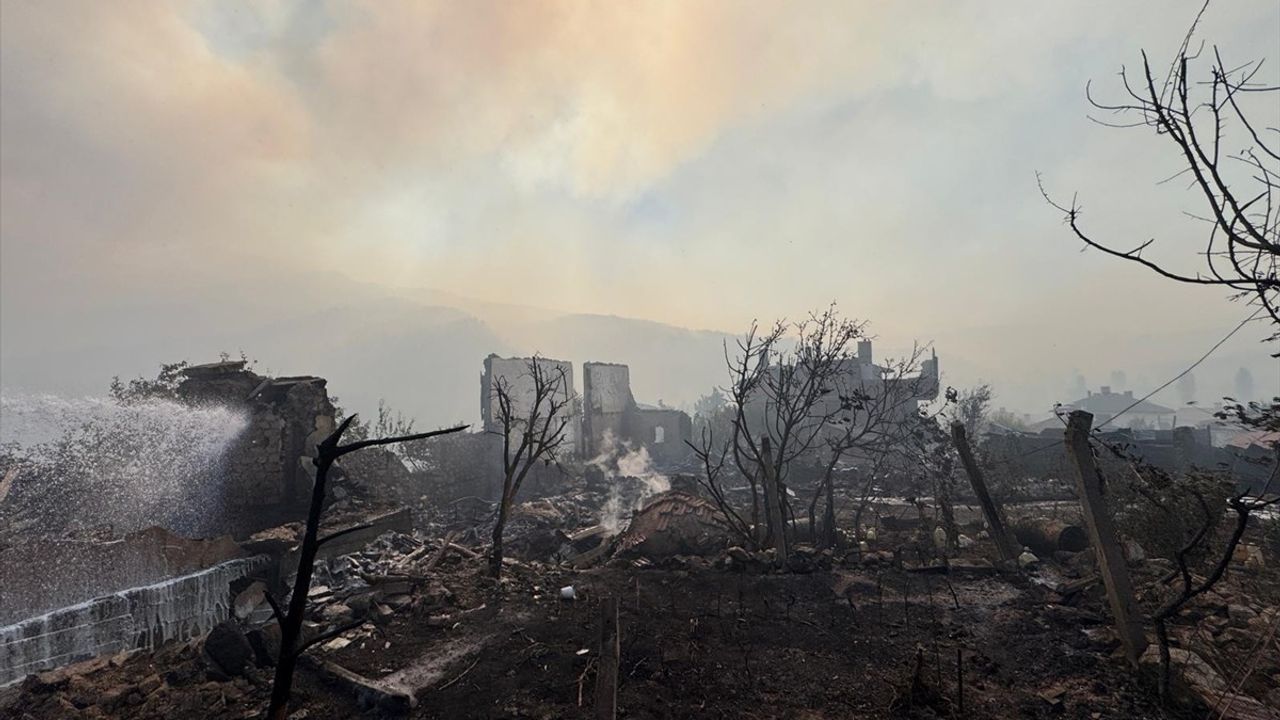 Sakarya'nın Geyve İlçesinde Orman Yangınına Müdahale Devam Ediyor