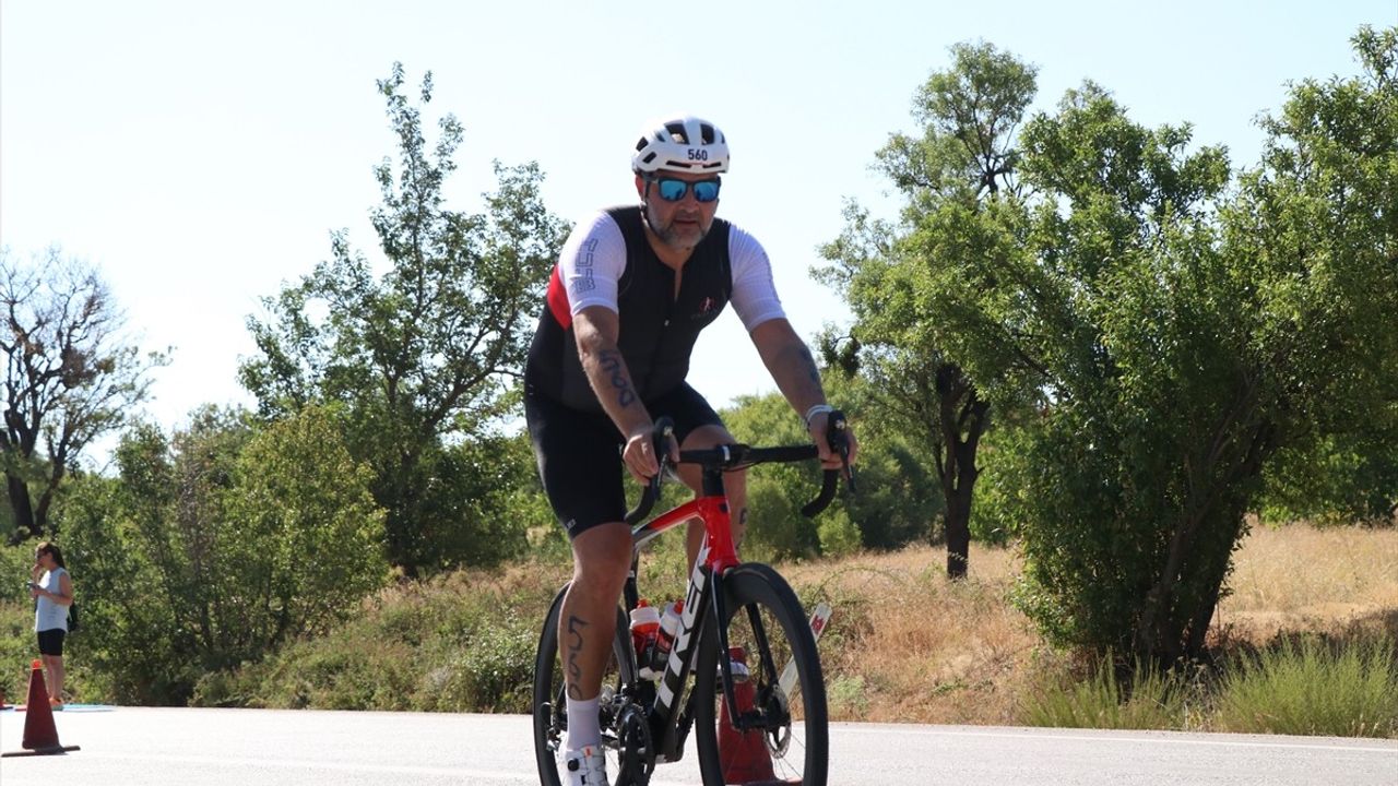 Salda Gölü'nde Triatlon Yarışması Düzenlendi