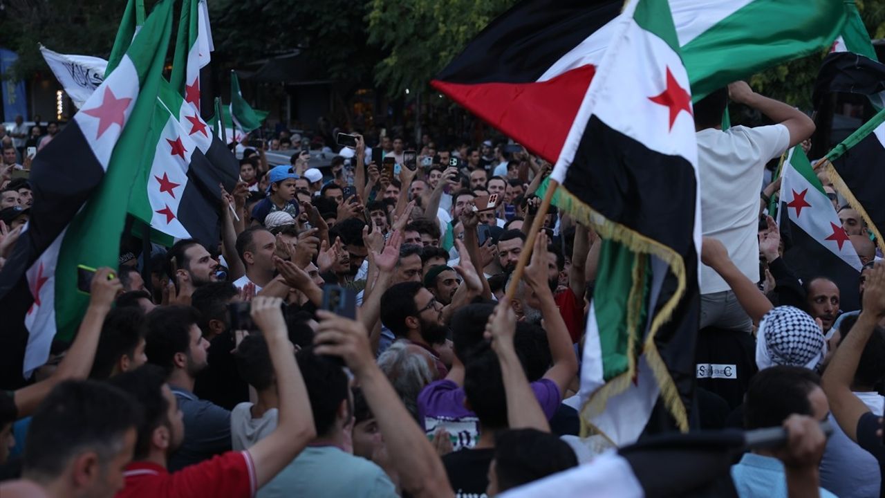 Şam'da Binlerce Kişi, İsrail'in Hava Saldırılarını Protesto Etti