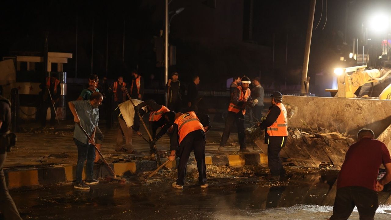 Şam'da İsrail Hava Saldırıları Sonrası Enkaz Kaldırma Çalışmaları Başladı