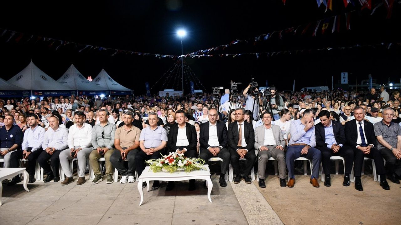 Samsun'da 35. Uluslararası Halk Oyunları Festivali Başladı