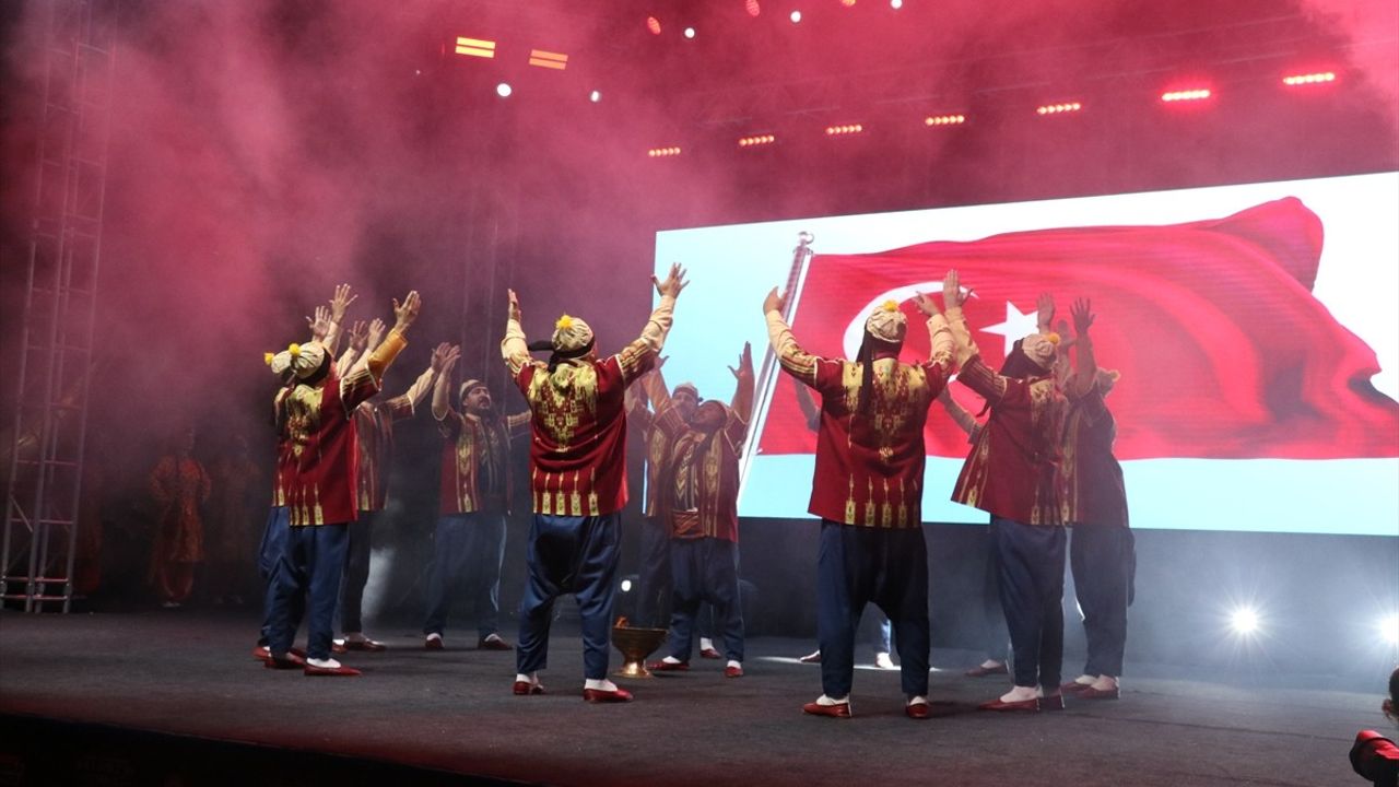 Samsun'da 35. Uluslararası Halk Oyunları Festivali Devam Ediyor