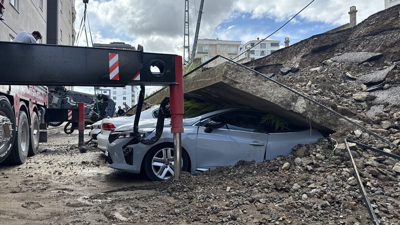 Samsun'da İstinat Duvarının Çökmesi Sonucu Dört Araçta Hasar Oluştu