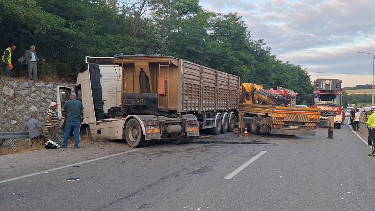 Samsun'da Tırla Çarpışan Traktörde İki Kişi Yaralandı