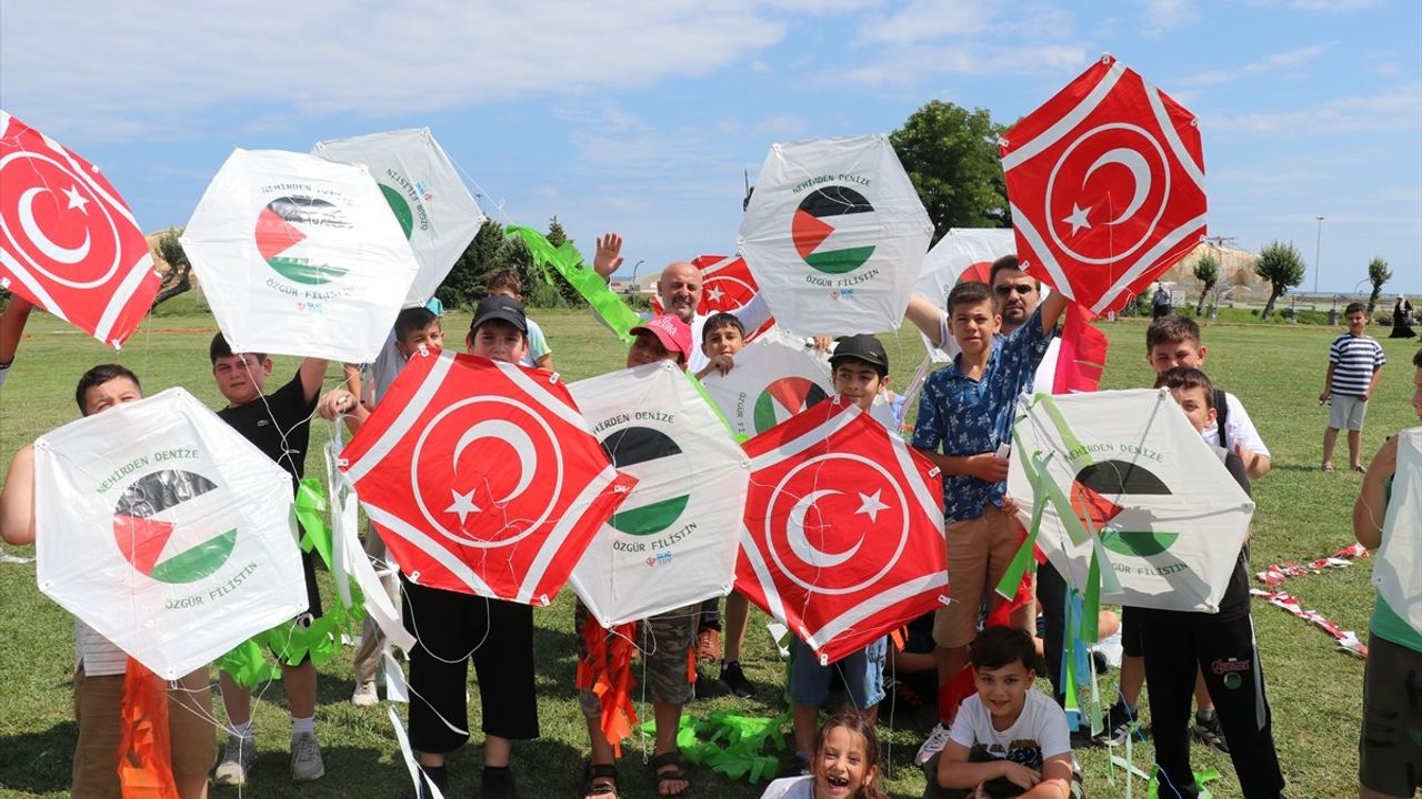 Samsun'da Yaz Kur'an Kursu Öğrencilerine 'Filistin İçin Özgürlük' Temalı Uçurtma Etkinliği Düzenlendi