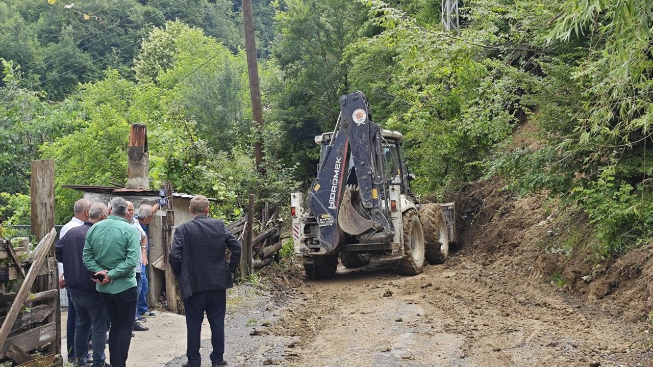 Samsun Yakakent'te Sağanak Nedeniyle Heyelan Meydana Geldi