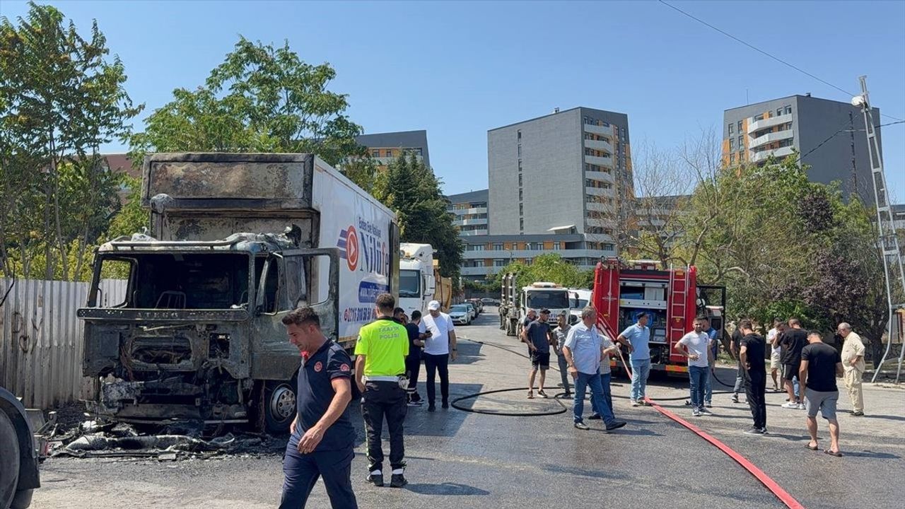 Sancaktepe'de Park Halindeki Kamyonette Yangın Çıktı