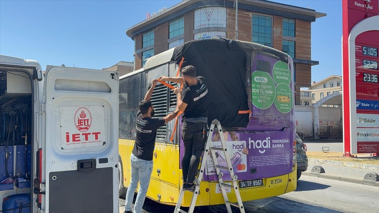 Sancaktepe'de Seyir Halindeki İETT Otobüsünde Yangın Çıktı