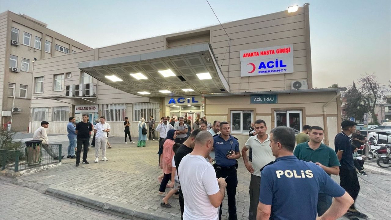 Şanlıurfa'da Hastane Bıçaklı Saldırı: Başhekim Yardımcısı ve Güvenlik Görevlisi Yaralandı