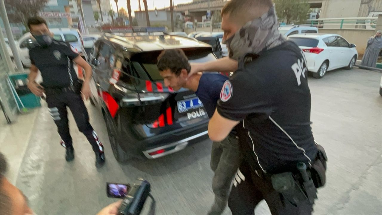 Şanlıurfa'da Hastanede Bıçaklı Saldırı: Başhekim Yardımcısı ve Güvenlik Görevlisi Yaralandı