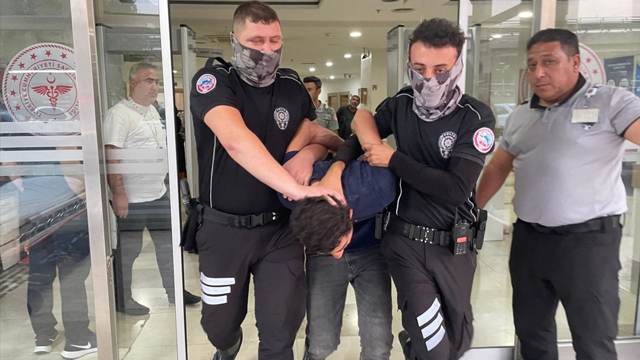 Şanlıurfa'da Hastanede Bıçaklı Saldırı: Başhekim Yardımcısı ve Güvenlik Görevlisi Yaralı
