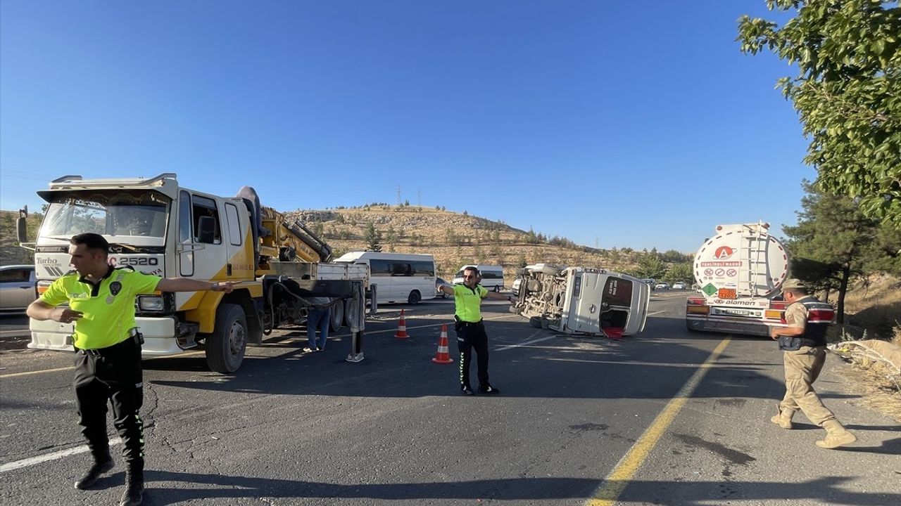 Şanlıurfa'da İşçi Servisi ile Otomobil Çarpıştı: 13 Yaralı