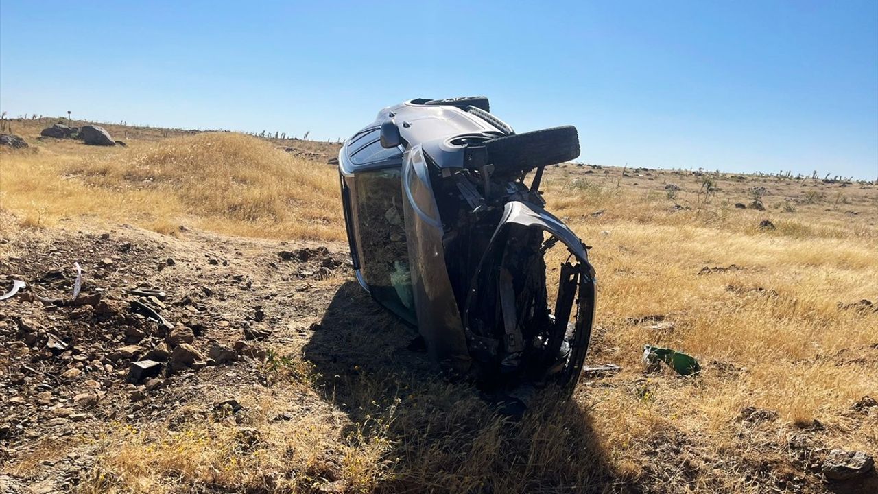 Şanlıurfa'da Otomobil Şarampole Devrildi: 1 Ölü, 1 Yaralı