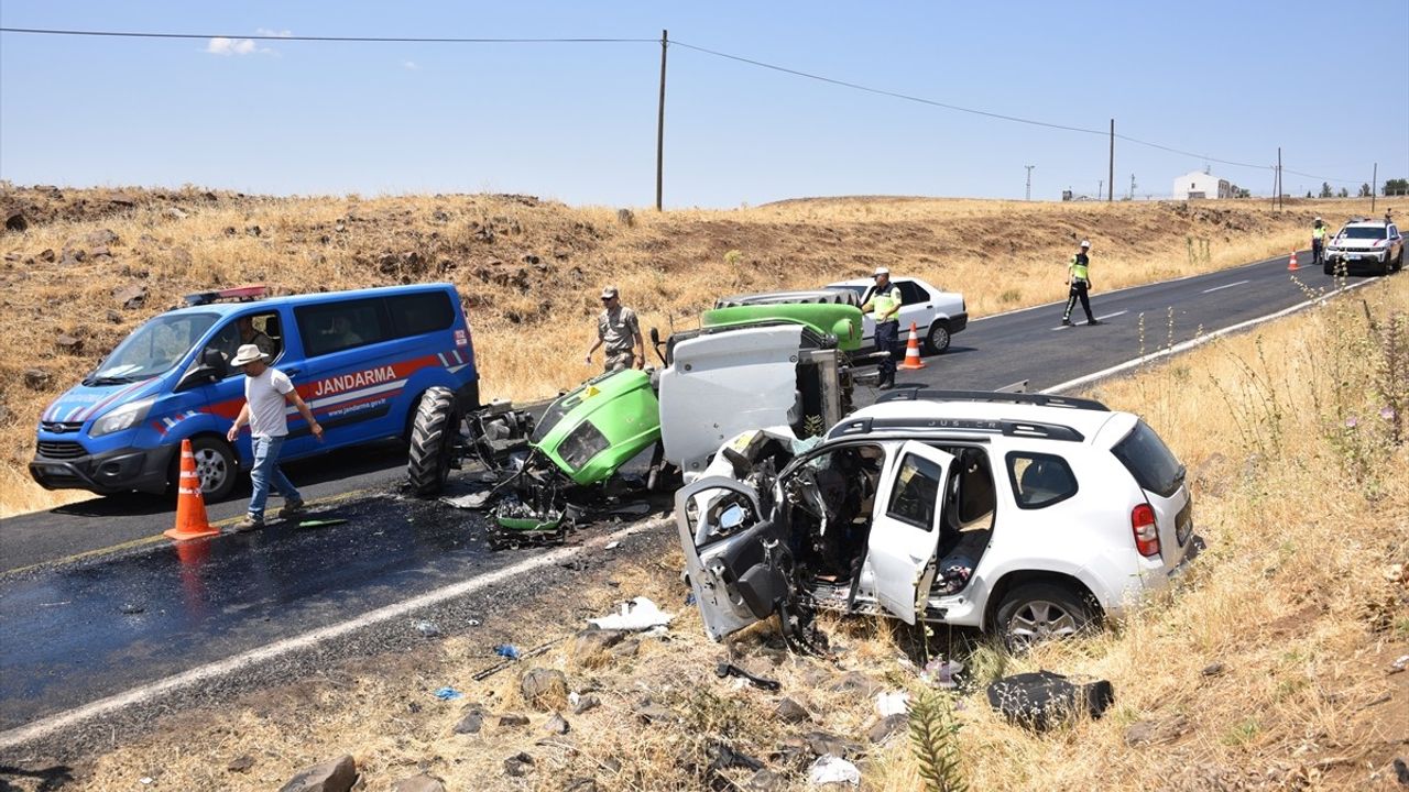Şanlıurfa'da Otomobil ve Traktör Çarpıştı: 1 Ölü, 2 Yaralı