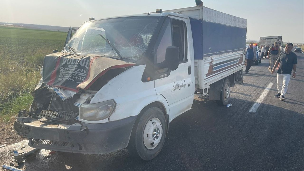 Şanlıurfa'da Tarım İşçilerini Taşıyan Kamyonetler Çarpıştı: 11 Yaralı