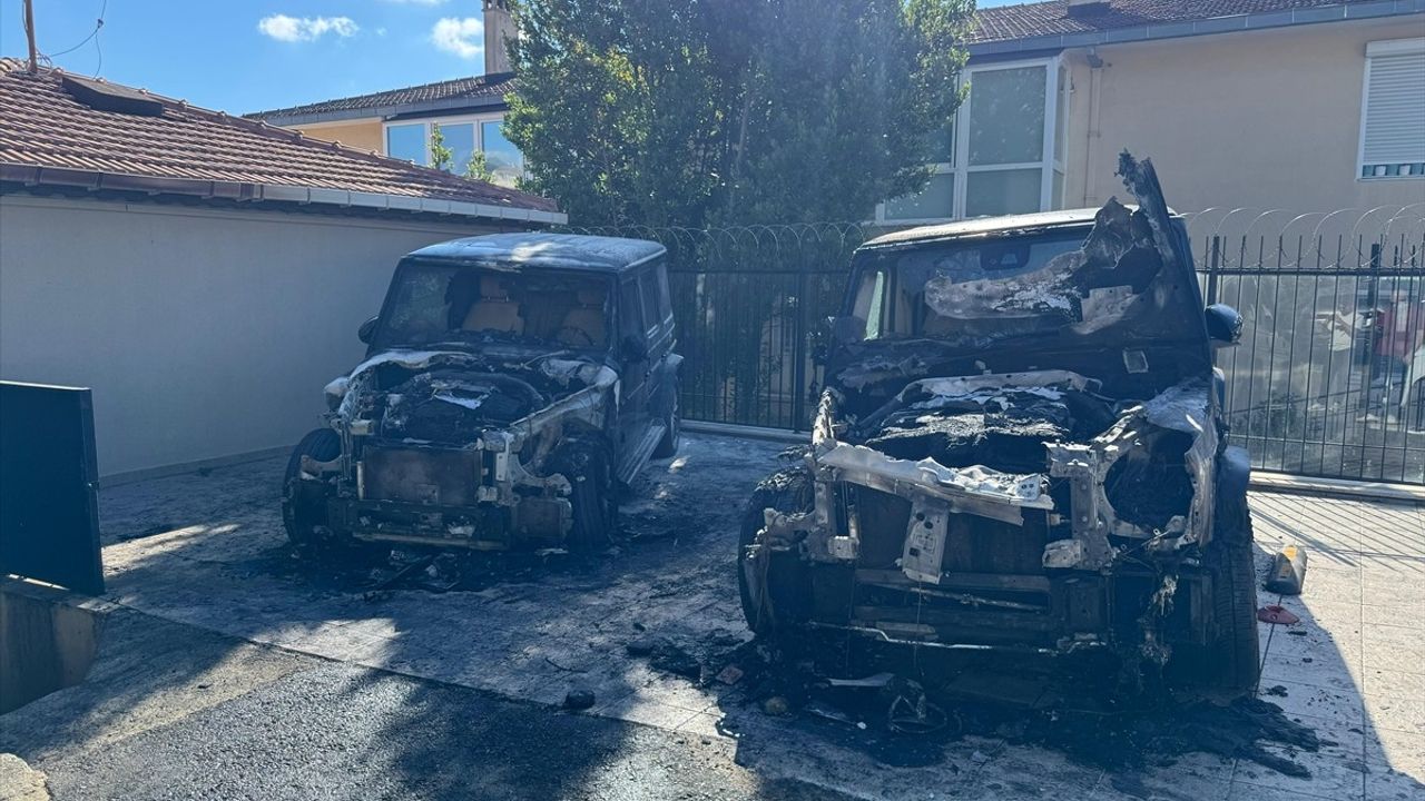 Sarıyer'de İki Cip Kundaklandı, Güvenlik Kameraları Anbean Kaydetti