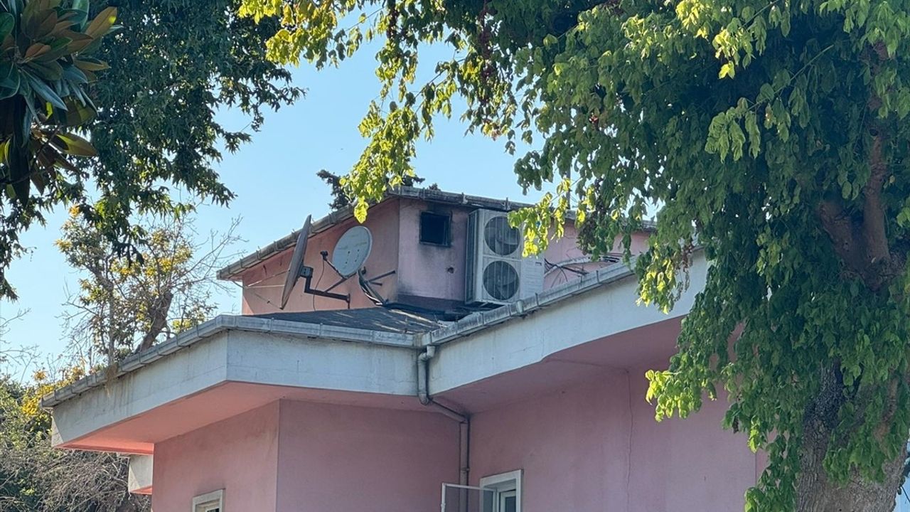 Sarıyer'deki Hastanede Çatı Yangını Kontrol Altına Alındı