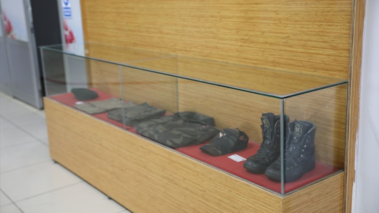 Şehit Polis Memuru Halil Hamuryen'in Hatırası, Erciş'te Anı Köşesinde Sergileniyor