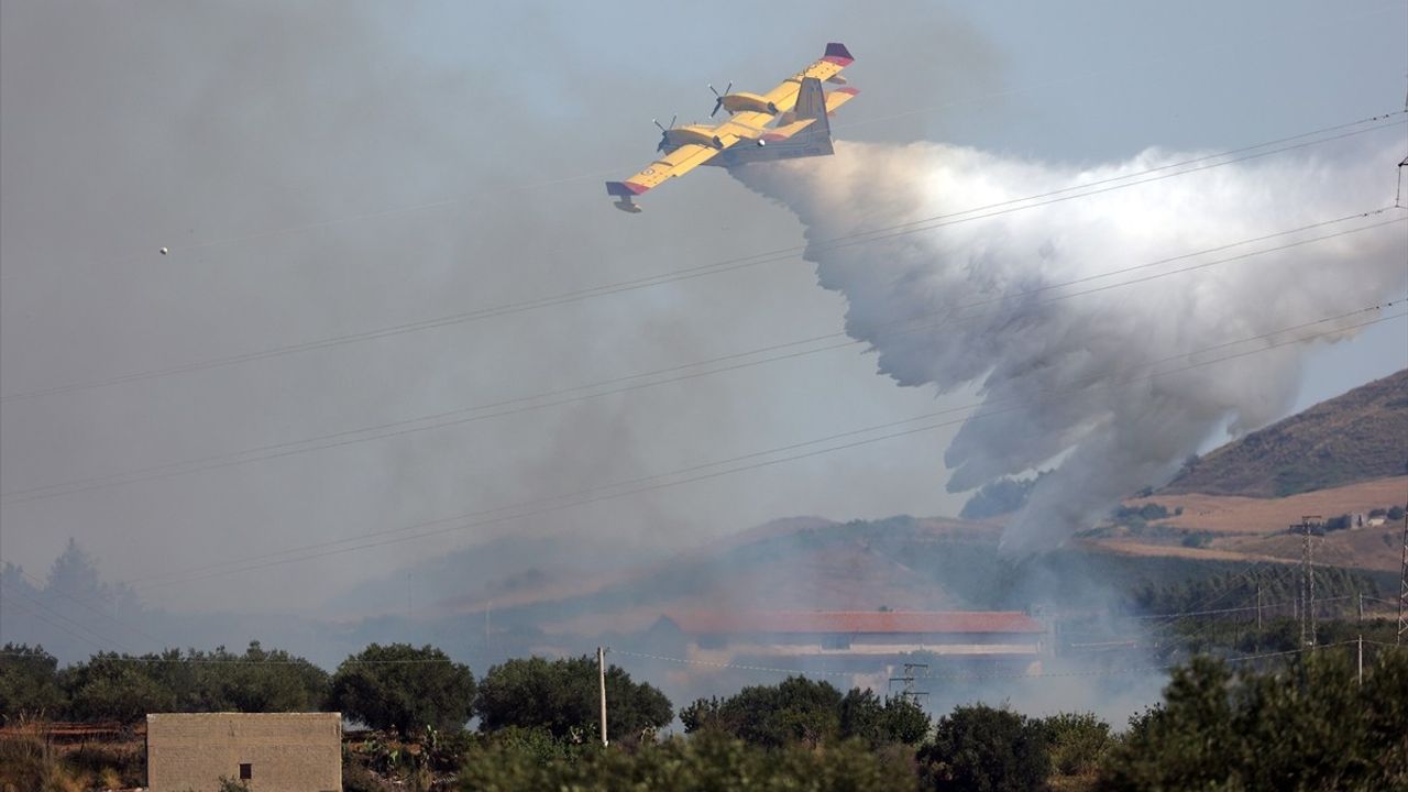 Sicilya Adası'ndaki Orman Yangını Yerleşim Alanlarını Tehdit Ediyor