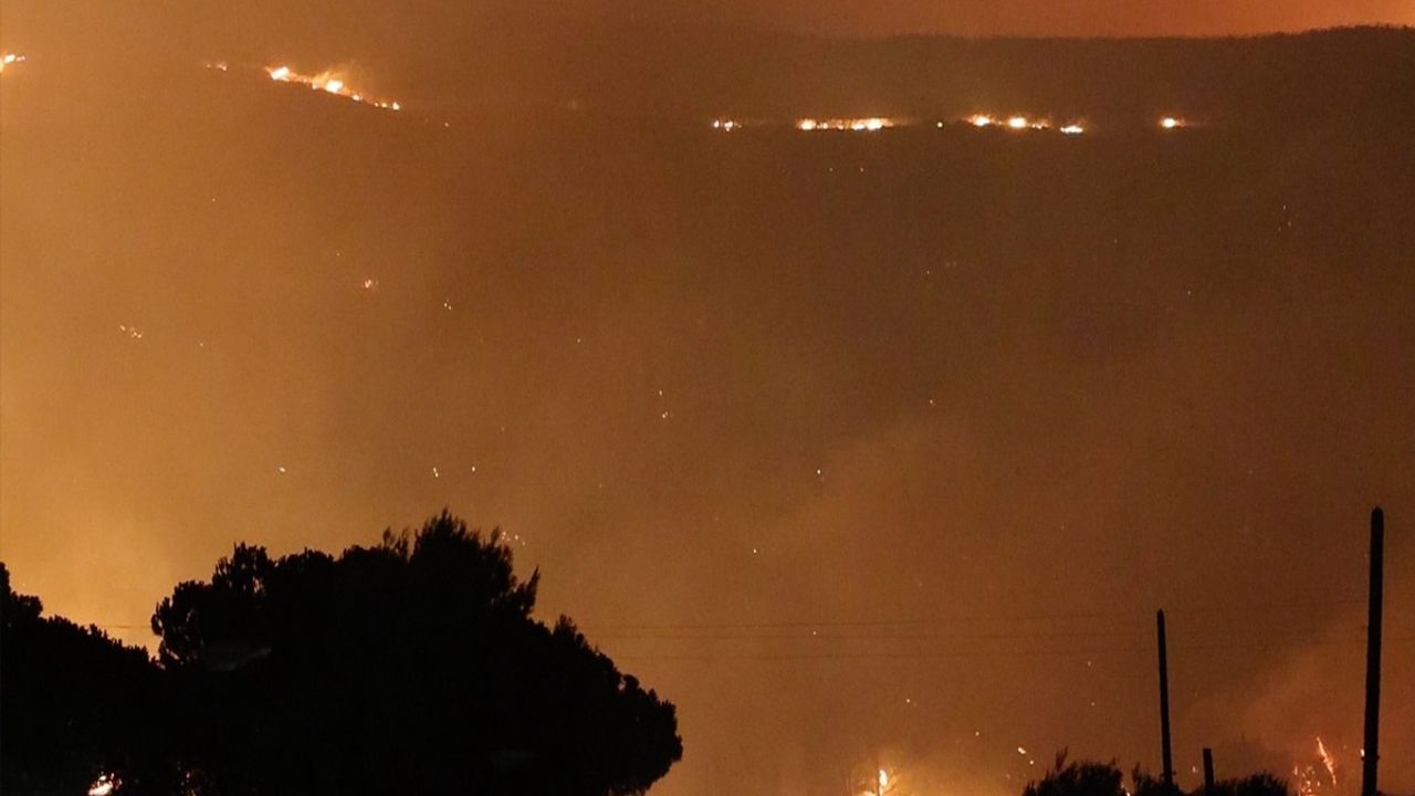 Sicilya Adası'ndaki Orman Yangınları Yerleşim Yerlerini Tehdit Ediyor