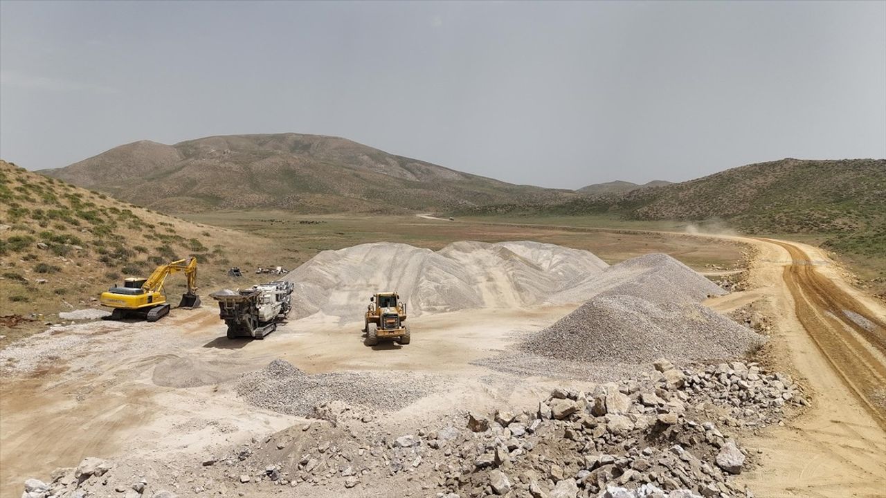 Siirt Çemikari Yaylası'nda 32 Kilometrelik Yol Yenileme Çalışmaları Devam Ediyor