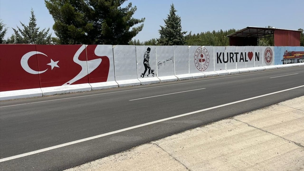 Siirt'in Kurtalan İlçesinde Güvenlik Duvarlarına 'Kurtalan Ekspresi' Resmedildi