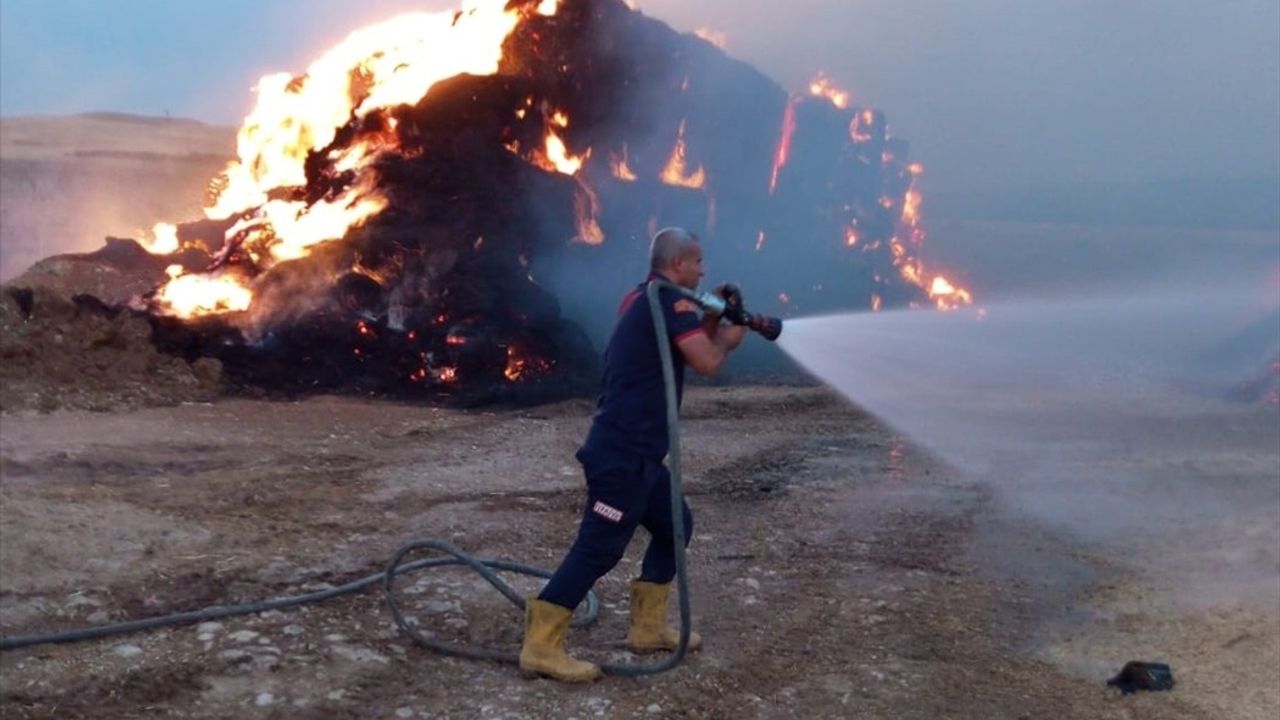 Siirt'in Kurtalan İliaçelerinde Saman Balyası Yangını Kontrol Altına Alındı