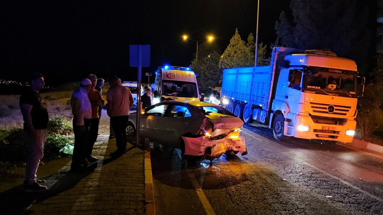 Siirt'te İki Otomobilin Çarpışması Sonucu 7 Kişi Yaralandı