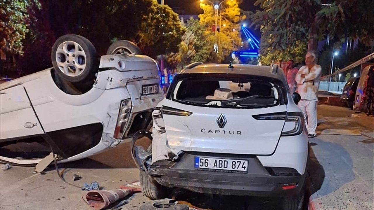 Siirt'te Park Halindeki Cipe Çarpan Otomobilde 5 Kişi Yaralandı