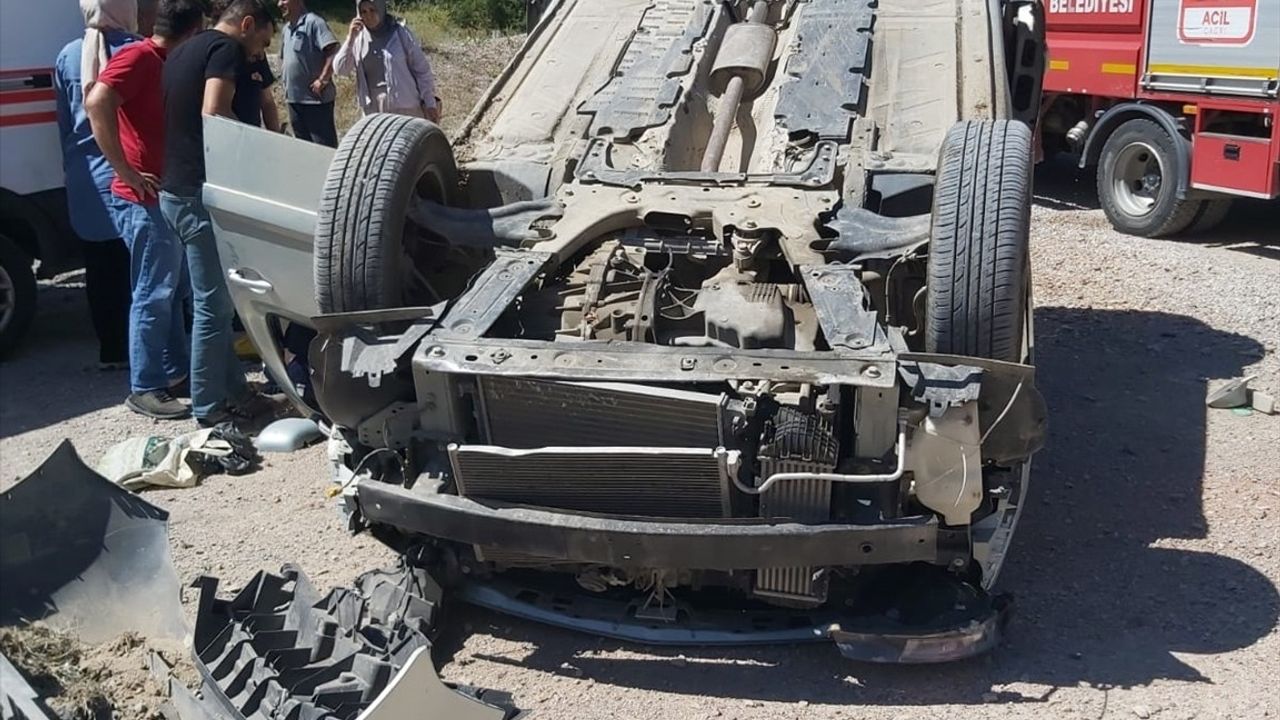 Sinop'ta Otomobil Devrilmesi: Üç Kişi Yaralandı