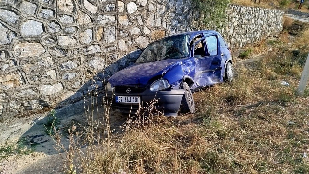 Sinop'un Boyabat İlçesinde Kamyon ile Otomobil Çarpıştı: Anne ve Oğlu Yaralandı