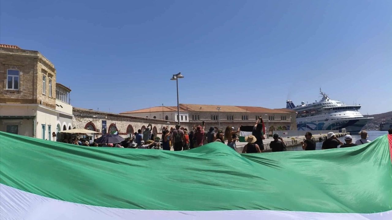 Siros Adası'nda İsrailli Yolcuların İnişi Engellendi