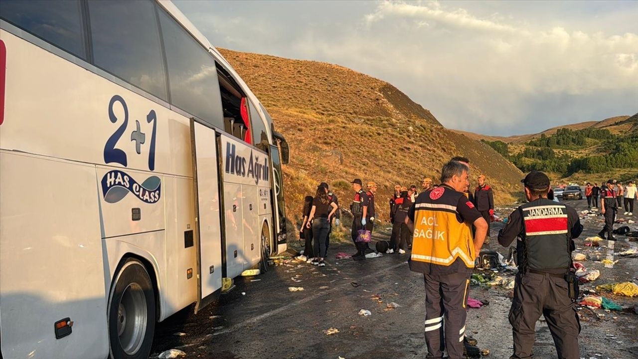 Sivas İmranlı'da Yolcu Otobüsü Kaza Yaptı: 3 Kişi Hayatını Kaybetti, 24 Yaralı