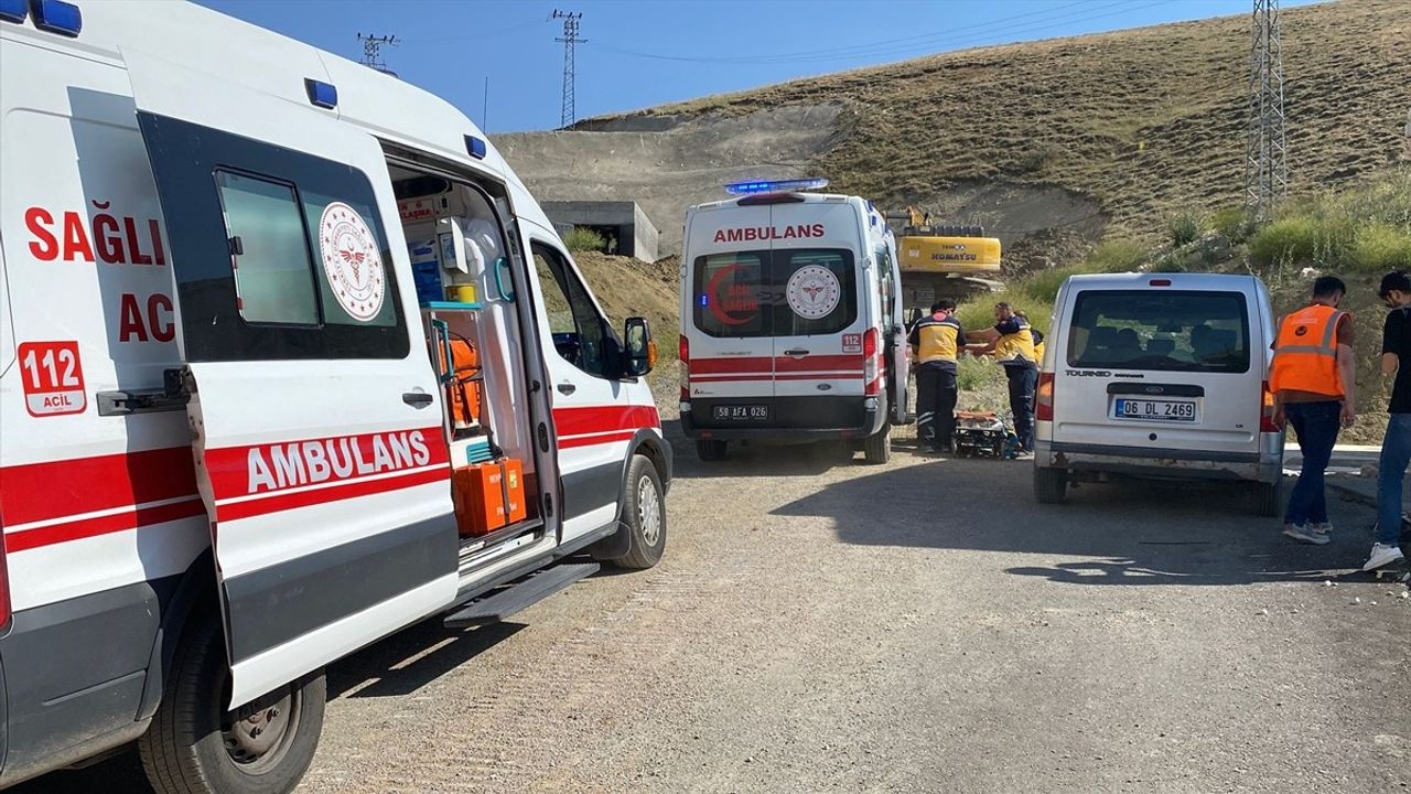 Sivas'ta Göçük Altında Kalan İki İşçi Kurtarıldı