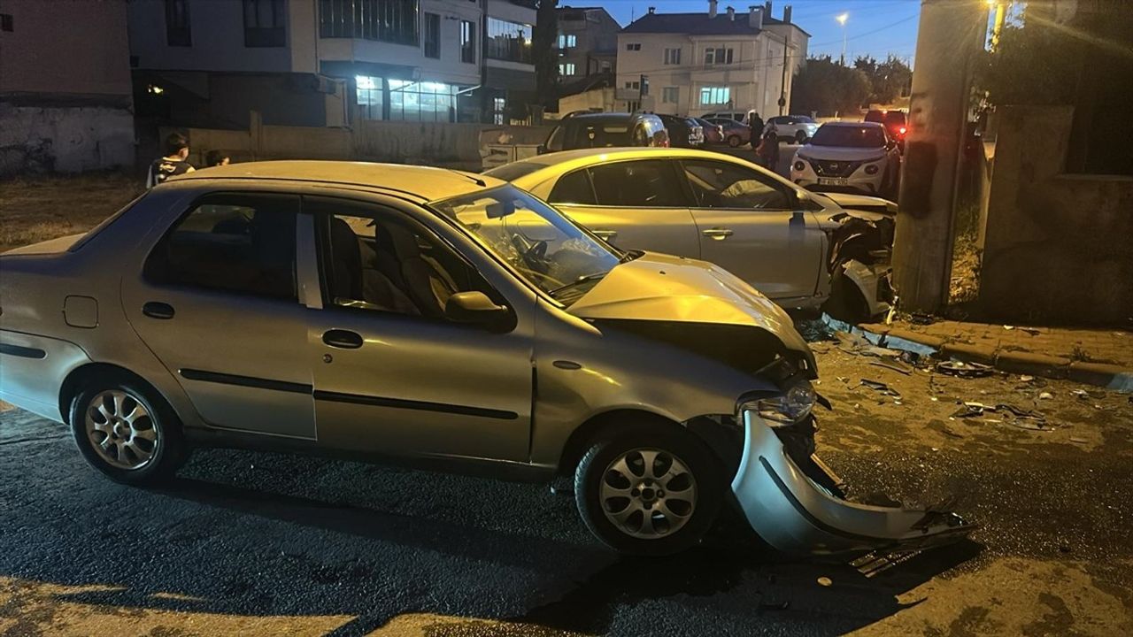 Sivas'ta İki Otomobilin Çarpışması Sonucu 6 Kişi Yaralandı