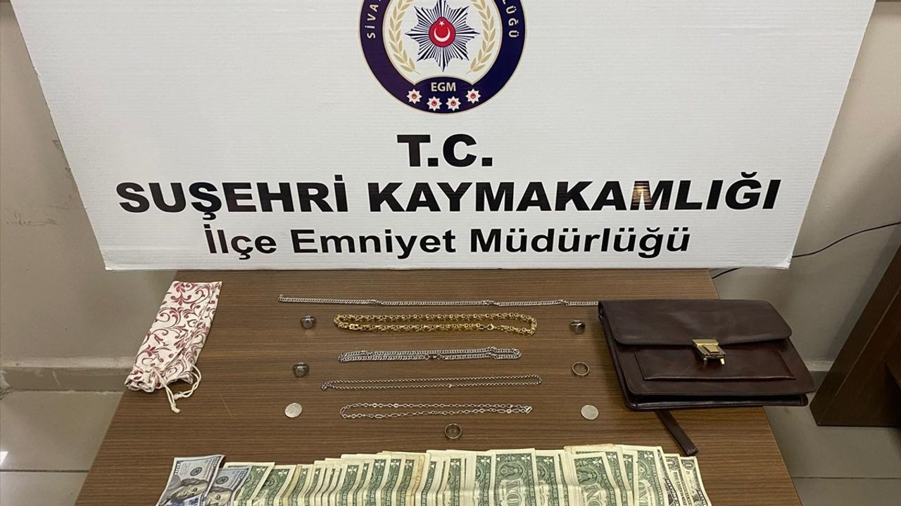 Sivas'ta Kuyumcudan Altın Çalan 3 Yabancı Uyruklu Zanlı Artvin'de Yakalandı