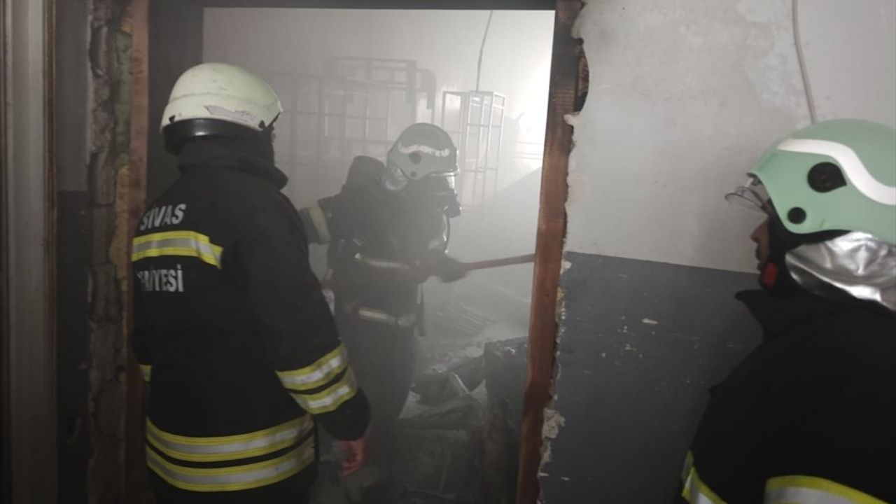 Sivas'ta Mobilya İmalathanesinde Yangın: Ekipler Hızla Müdahale Etti