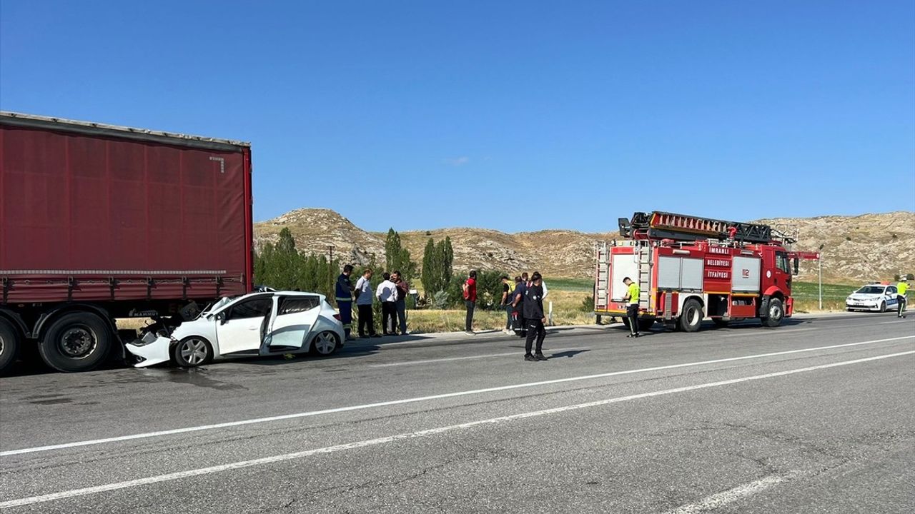Sivas'ta Otomobilin Tıra Çarpması Sonucu 1 Çocuk Hayatını Kaybetti, 5 Kişi Yaralandı