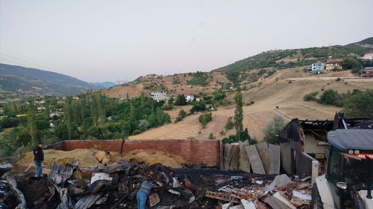 Sivas'ta Yangın: Bir Ev, Ahır ve Samanlık Küle Döndü