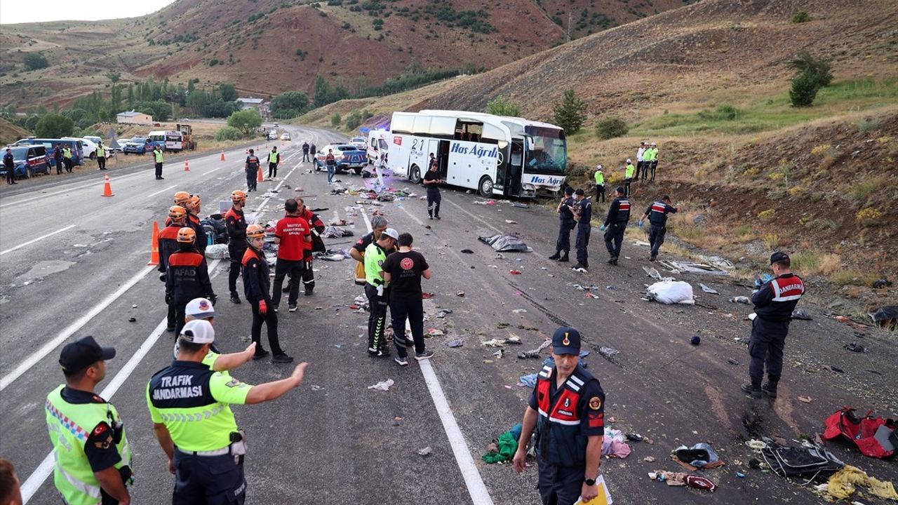 Sivas'ta Yolcu Otobüsü Kaza Yaptı: 4 Ölü, 33 Yaralı