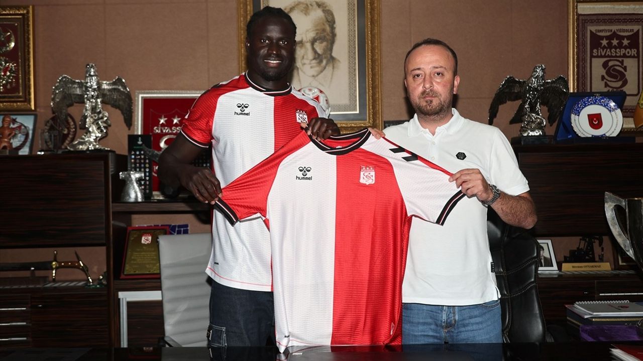 Sivasspor, 27 Yaşındaki Forvet Aliou Badji'yi Transfer Etti